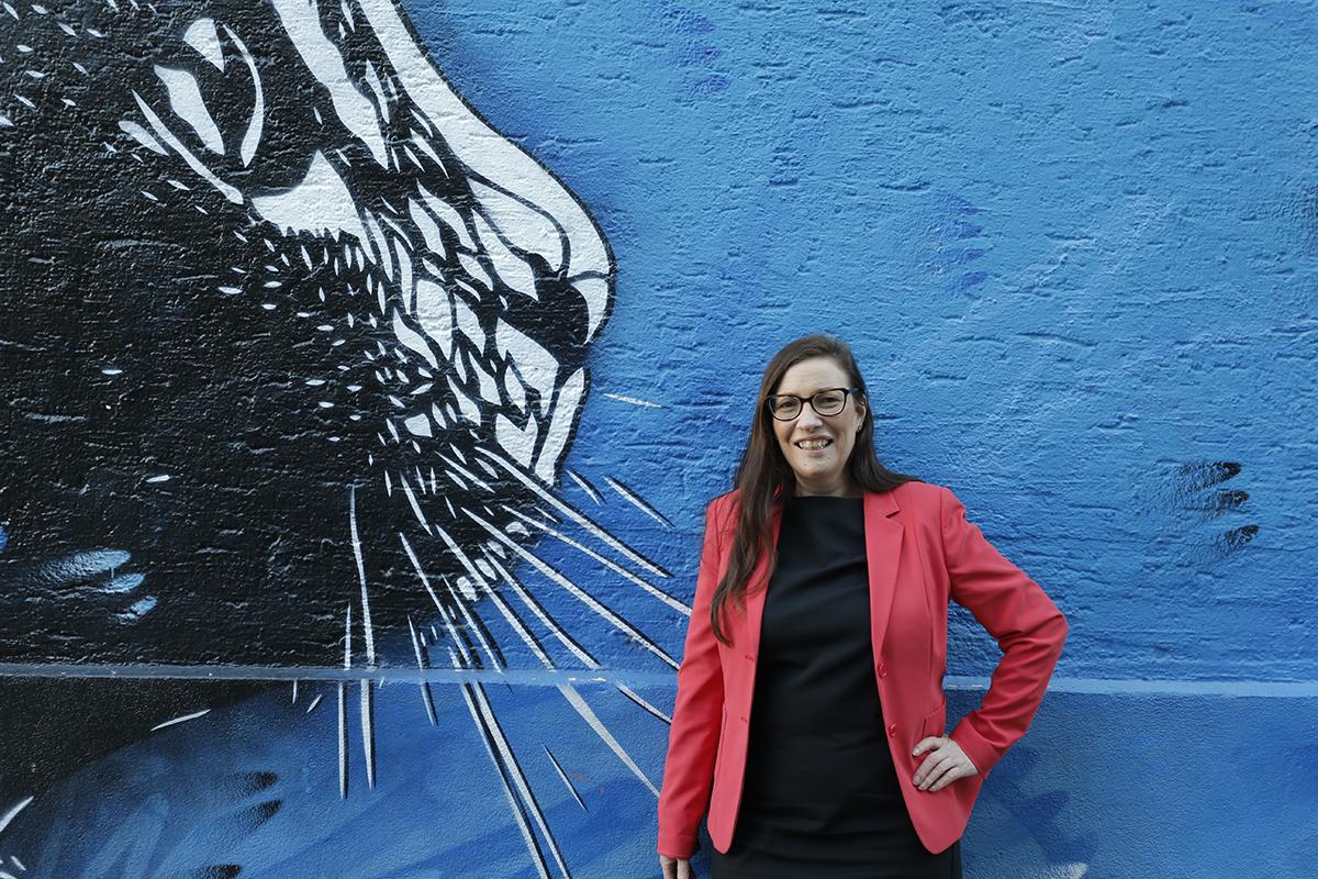 Nina Heidt-Sommer vor Bild "Le chat" in Kinogasse
